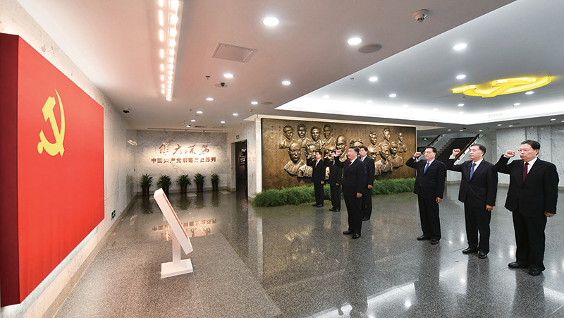 2017年10月31日，中共中央總書記、國(guó)家主席、中央軍委主席習(xí)近平帶領(lǐng)中共中央政治局常委李克強(qiáng)、栗戰(zhàn)書、汪洋、王滬寧、趙樂際、韓正，瞻仰上海中共一大會(huì)址和浙江嘉興南湖紅船。這是31日上午，在上海中共一大會(huì)址紀(jì)念館，習(xí)近平帶領(lǐng)其他中共中央政治局常委同志一起重溫入黨誓詞。 