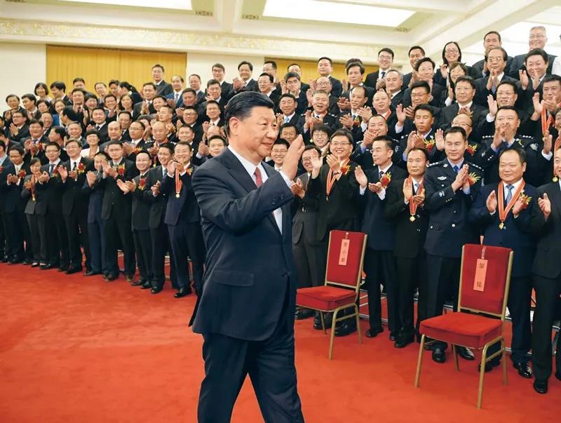 2019年6月25日，黨和國家領導人習近平、李克強、王滬寧等在北京人民大會堂會見第九屆全國“人民滿意的公務員”和“人民滿意的公務員集體”受表彰代表。新華社記者 李學仁/攝